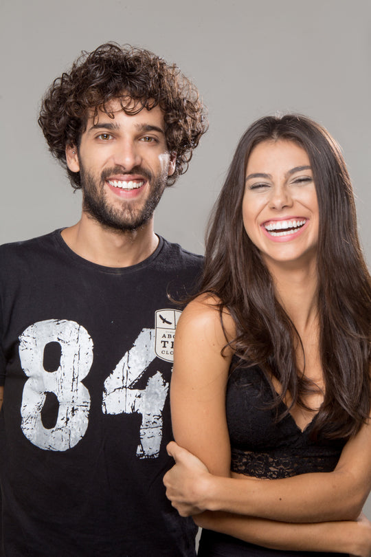 Pareja joven riendo junta