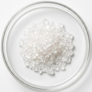 Cristales de nitrato potásico en una placa de cristal, el activo de las pastas para dientes sensibles