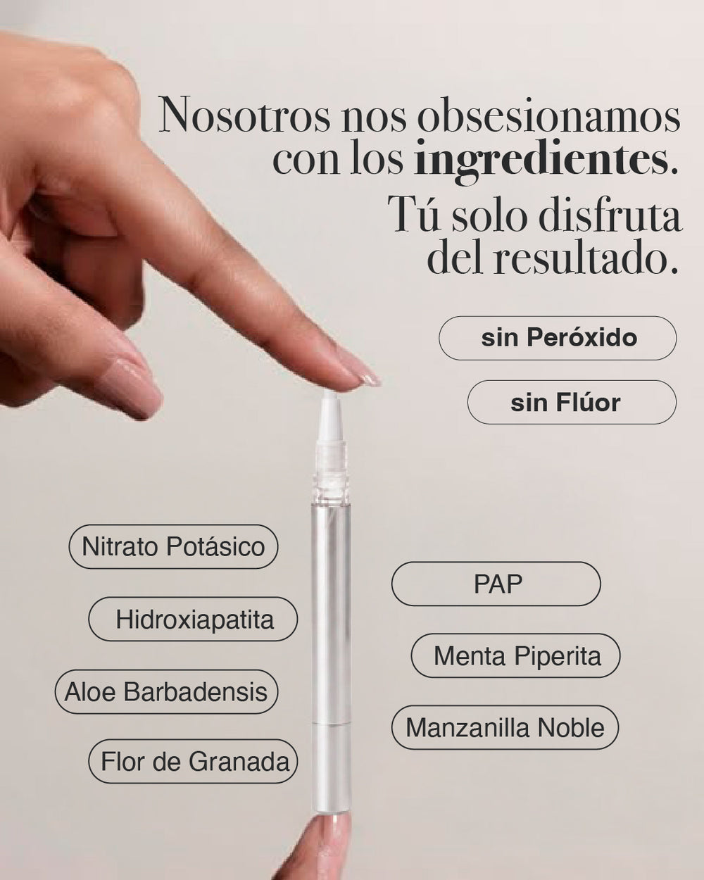 Lápiz blanqueador modosmile sujeto entre los dedos con sus ingredientes señalados: PAP, nitrato potásico, hidroxiapatita, aloe barbadensis, flor de granada, menta piperita y manzanilla noble, sin peróxido y sin flúor