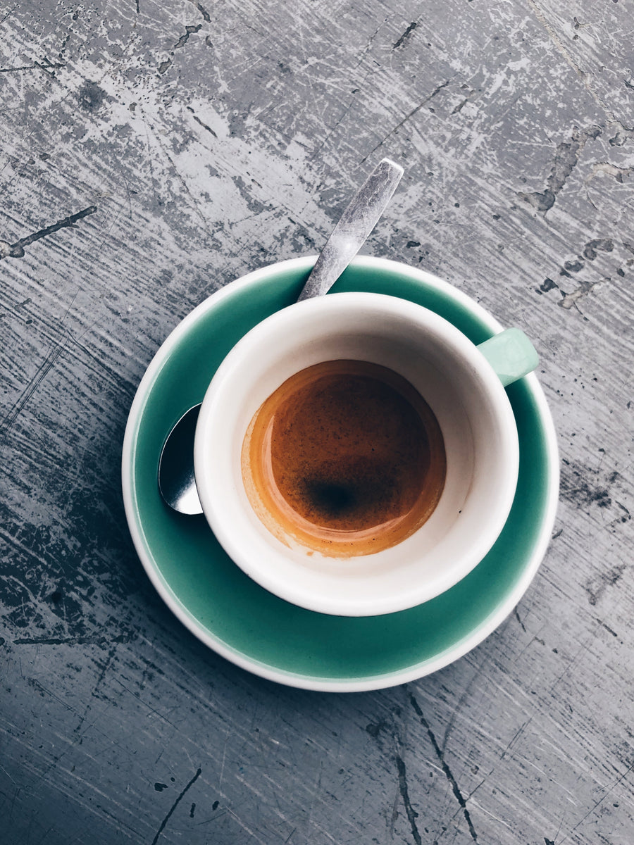 Taza de café solo sobre una mesa